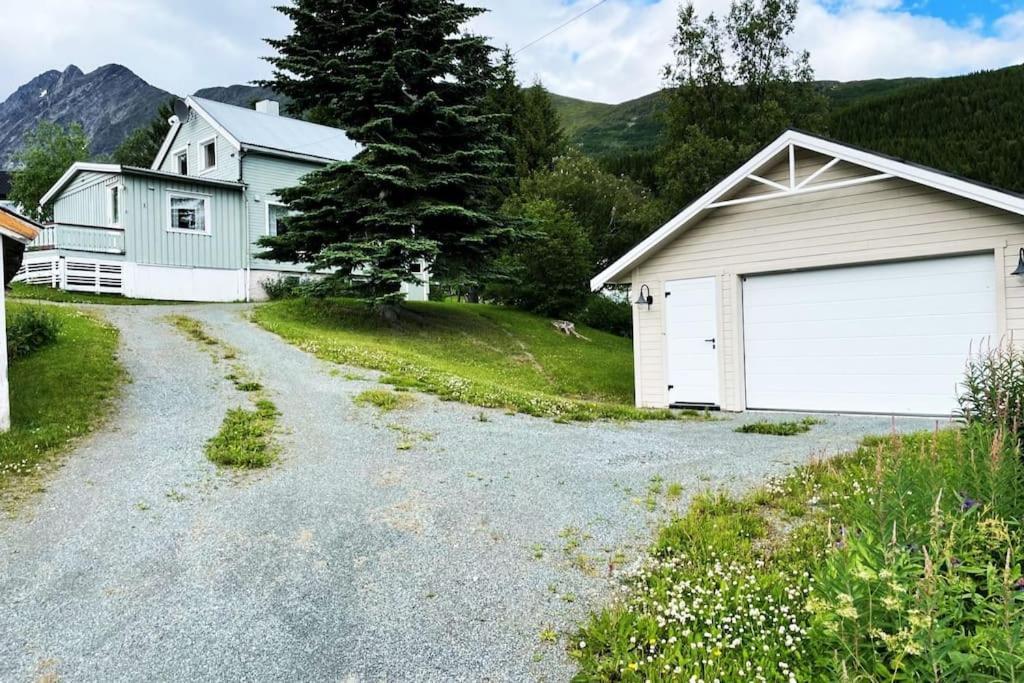 House With Garage In Central Lyngen Lyngseidet Dış mekan fotoğraf